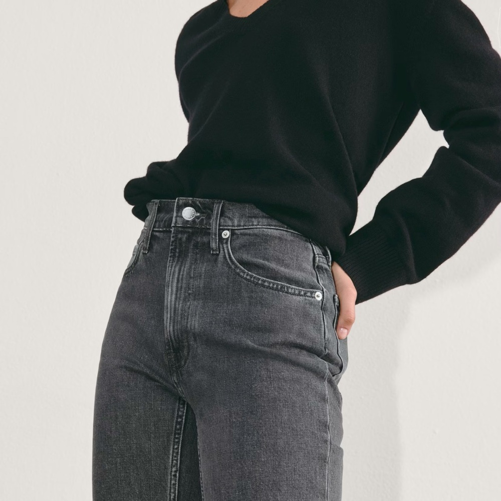 Everlane - The Cheeky Denim Jeans - Charcoal Color